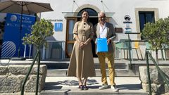 Ana Méndez entregó el distintivo a Jesús Picallo, gerente del hotel de Lariño