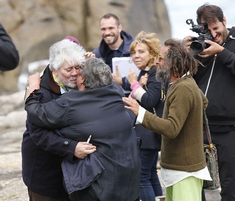 Adriana Ugarte, protagonista de la cinta en el papel de Julieta juega con un perro durante un descanso y Pedro Almodvar besa a Pa Lago, fan del cineasta desde el comienzo de su carrera en los 80.
