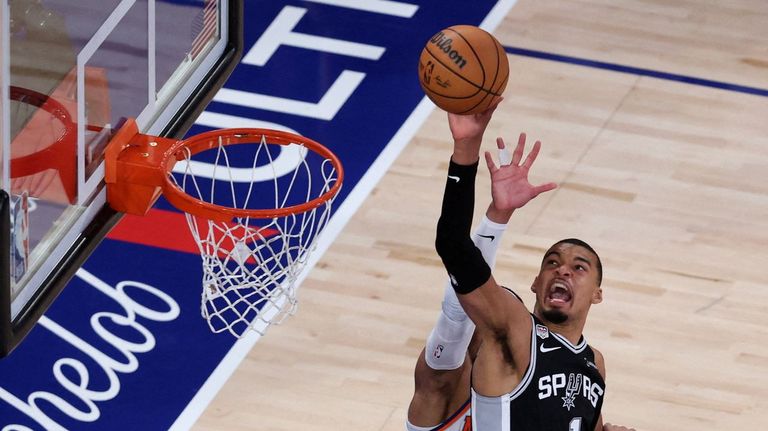 Wembanyama resucita a los Spurs en Nueva York (111-115) en e
