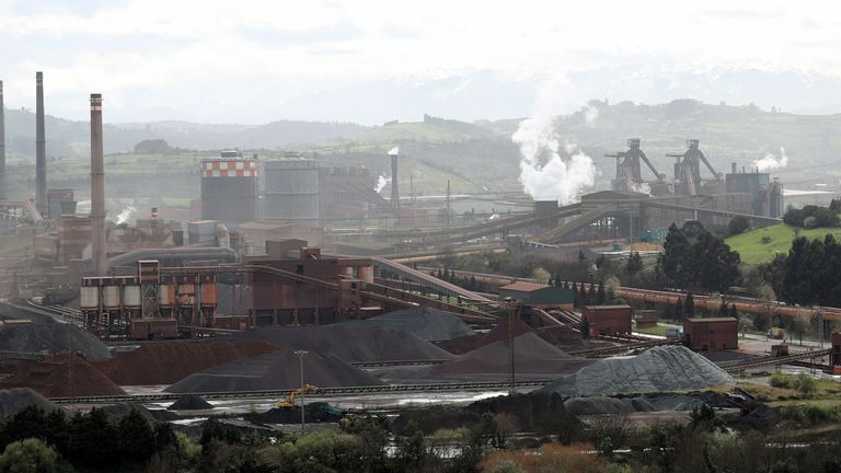 Vista de las instalaciones de la siderúrgica ArcelorMittal en Veriña (Gijón)