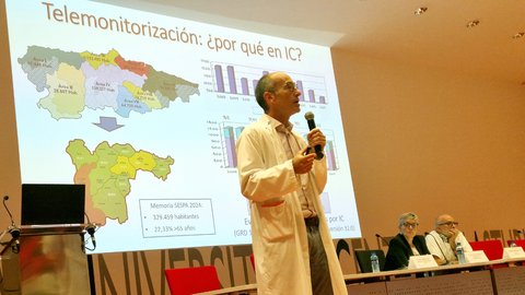 En la imagen, el director del �rea de Medicina Interna del HUCA, �lvaro Gonz�lez Franco, interviene durante la presentaci�n del programa de telemonitorizaci�n cardiaca a domicilio, en presencia de la consejera de Salud, Concepci�n Saavedra, y del gerente del �rea de salud II Centro Suroccidente, Miguel Rodr�guez.