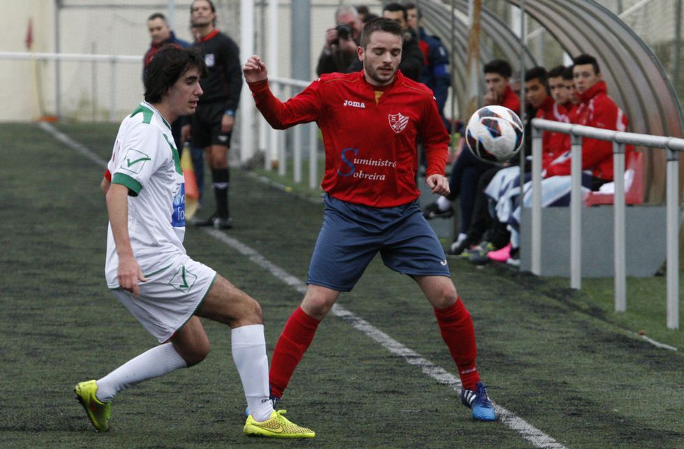 Cebolli, a la derecha, disputa un bal�n ante un futbolista del Laracha en O Sango�edo. 