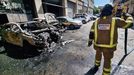 Aparatoso incendio de dos coches por el despiste de un indigente que fumaba en Vigo