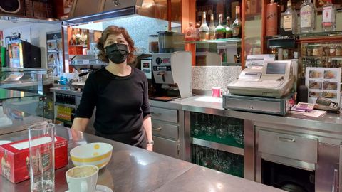 Pilar Ramas, de la cafetería Hollywood de A Coruña. con mascarilla