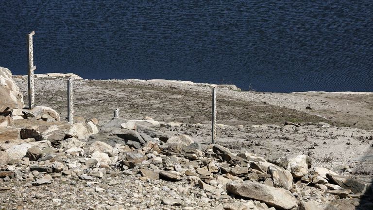 El volumen de embalses como el de Cenza, en Vilariño de Conso, es insuficiente para poder garantizar las actividades acuáticas en la zona o para preservar el valor paisajístico del parque natural