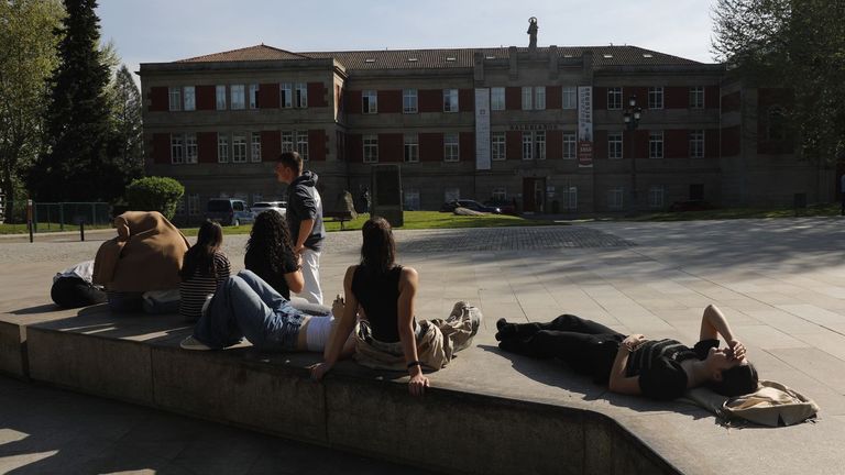 Ourensanos protegiéndose del sol este miércoles.