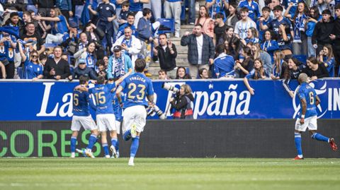 Los jugadores del Real Oviedo celebran el 1-0 al Sevilla