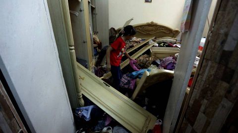 Una familia revisa los daos de su casa tras el registro por parte de las tropas israels. 