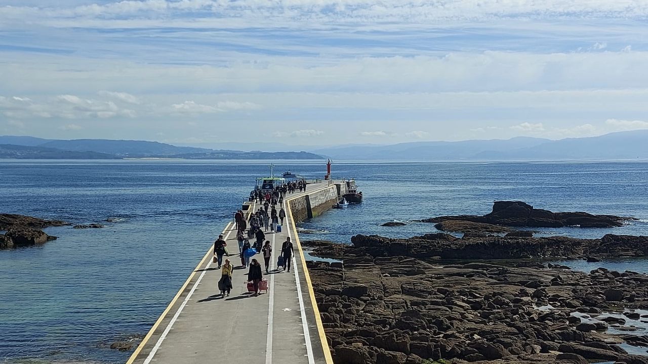 Rapa das Bestas en Sabucedo.Turistas llegando a la isla de Ons para pasar el da