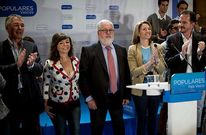 Caete, ayer en un acto electoral en Bilbao con lderes del PP vasco, como la presidenta, Arantza Quiroga.