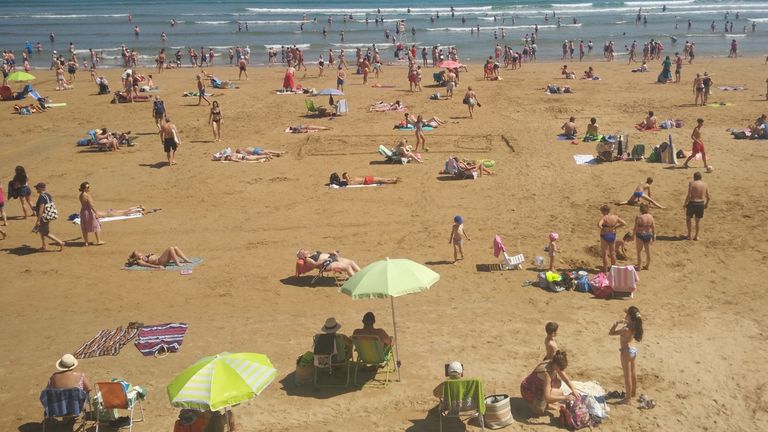 Bañistas en la playa de San Lorenzo