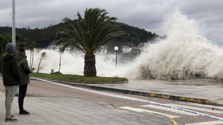Fuerte oleaje en la costa gallega