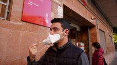 Un hombre se quita la mascarilla al salir de un centro de salud en Valencia, donde desde este viernes vuelve a ser obligatorio el uso del cobrebocas.