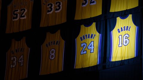 Camiseta de Pau Gasol en la ceremonia de retiro durante el partido entre Los Ángeles Lakers y los Memphis Grizzlies