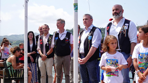 Los alcaldes de Ribadesella, Parres y Cangas de Onís, junto al presidente del Comité Organizador del Descenso Internacional del Sella (CODIS), Juan Manuel Feliz, durante el izado de bandera