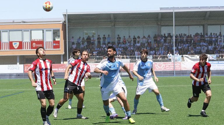 Damián Noya, el quinto jugador con más minutos, un año más en el Compos