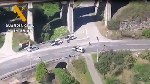 Un Guardia Civil resulta herido al ser arrollado por un veh�culo en un control de tr�fico en Pola de Lena