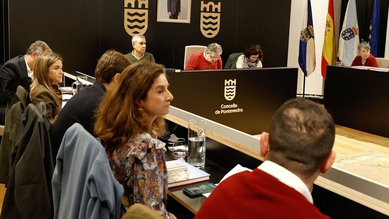 Parte del grupo municipal del PP, en el pleno de Pontevedra este lunes; al fondo, el alcalde