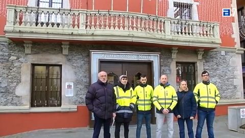 Trabajadores de la fbrica de purines de Navia, frente al ayuntamiento