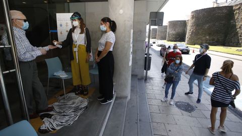 Los equipos de limpieza desinfectando la mesa de Sindicatos, en la Ronda da Muralla