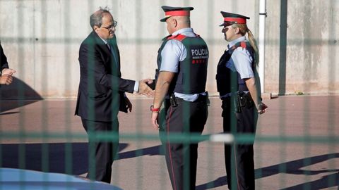 Torra saluda a unos mossos al salir de la crcel de Lledoners de visitar a los polticos presos