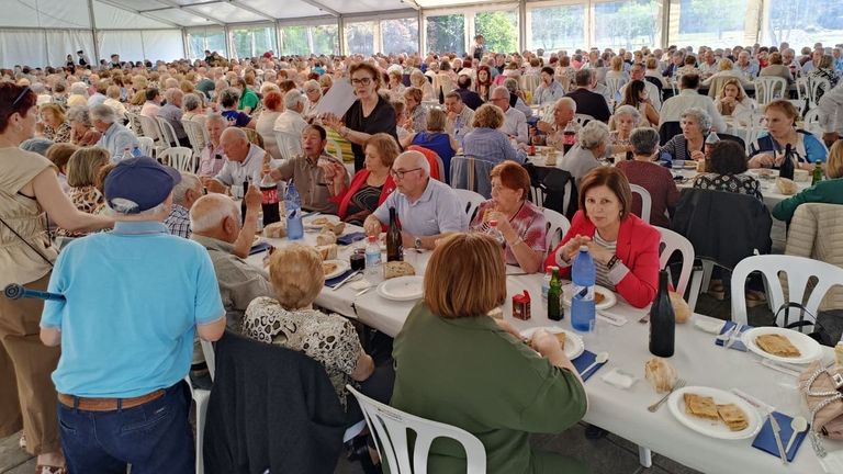 Quinientos mayores celebran con comida, baile y sorteos su Xuntanza en Poio