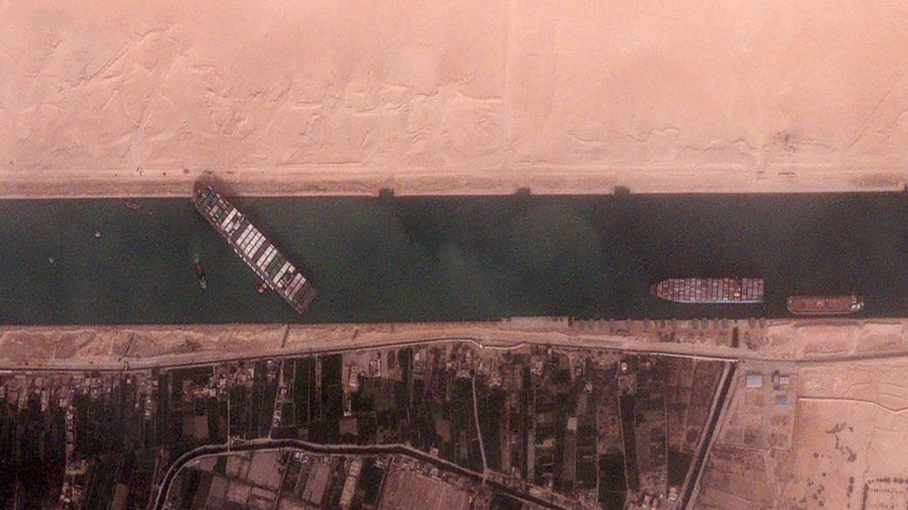 Fracasan los intentos de desencallar al megaportacontenedores del canal de Suez.Agentes de la Polic&iacute;a Local de Santiago en uno de los controles diarios que realizan en las terrazas de los bares