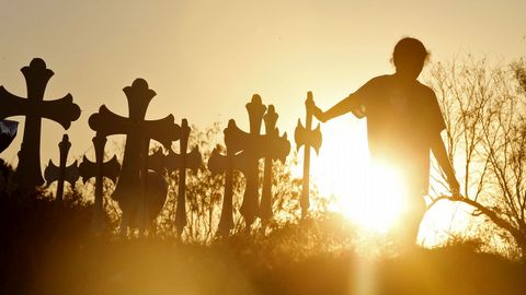 Una nia pasa por las cruces que honran a las vctimas del tiroteo de Texas del domingo (Estados Unidos).