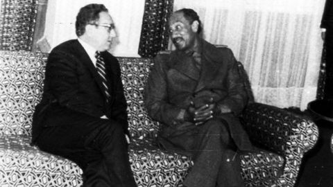Kissinger en una imagen de archivo con el  egipcio Anwar el Sadat, presidente del pas africano desde 1970 hasta 1981