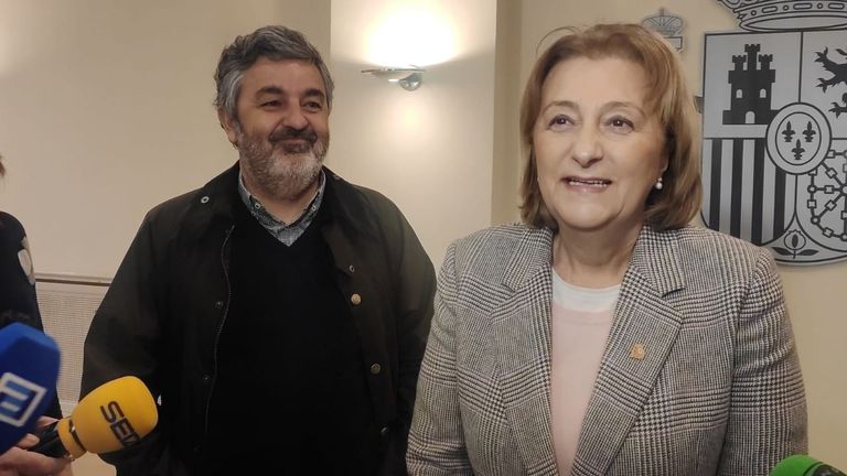 El consejero de Fomento, Cooperación Local y Prevención de Incendios, Alejandro Calvo y la delegada del Gobierno de Asturias, Delia Losa