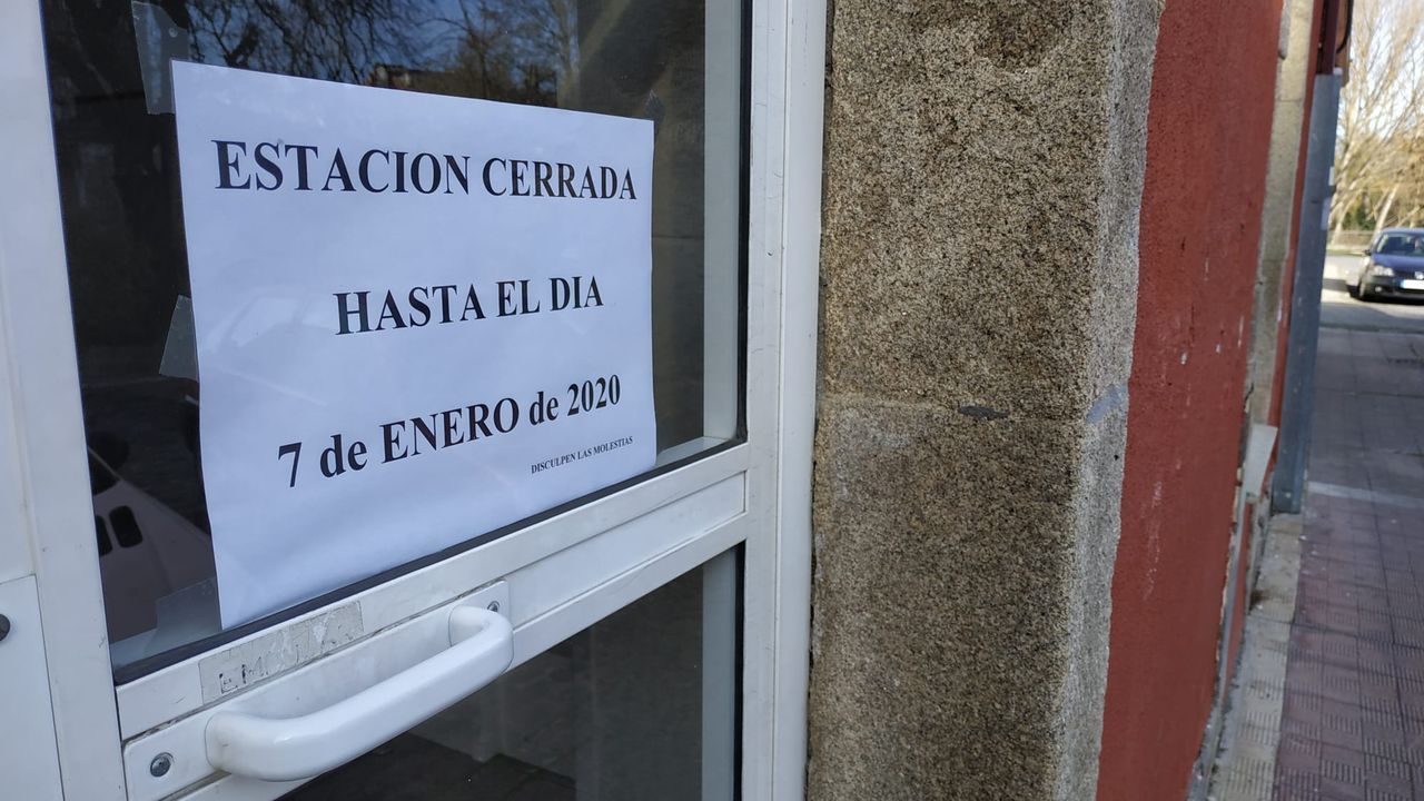 Estacion de Ribadavia, que clausurar� oficialmente la venta de billetes que no funciona hace meses