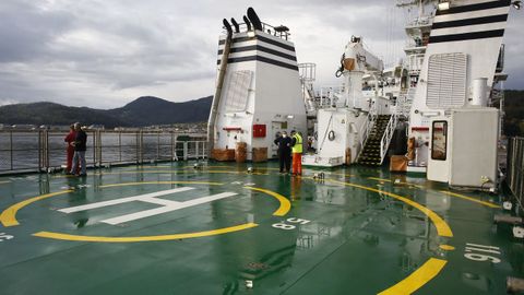 El buque del Instituto Social de la Marina, que hasta maana est en Celeiro, dispone de un pequeo helipuerto para facilitar el traslado de heridos