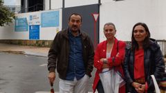 Miembros del PSOE ourensano ante el estadio de O Couto.