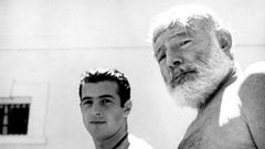 Antonio Ordez e Ernest Hemingway, retratados en Espaa en 1959.