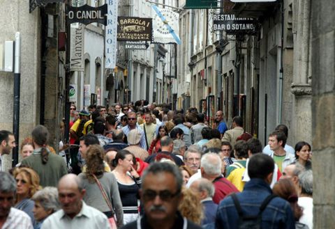 Los turistas que llegan a la ciudad se confunden con los 8.127 extranjeros que viven en Compostela. 