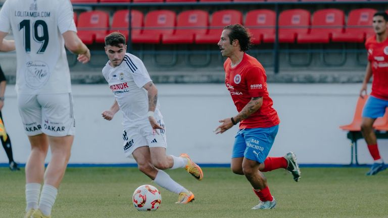 Imagen del partido entre el UD Ourense y el Noia en O Couto.