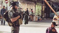 Soldado israelí con niño palestino