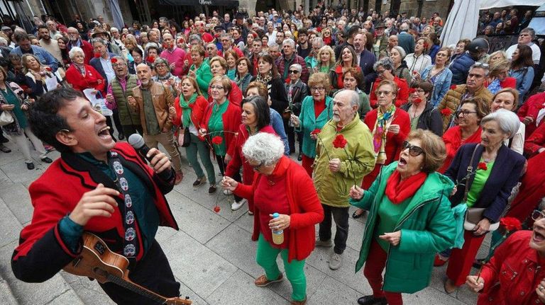 Unha cantata comunal no centro de Pontevedra do «Grândola, vila morena», en homenaxe á Revolución dos Caraveis