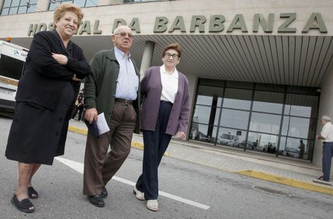 Consuelo Oujo, Ramn Puga y Dolores Blanco, en las puertas del centro sanitario barbanzano. 