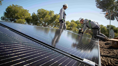 Tcnicos instalando placas solares