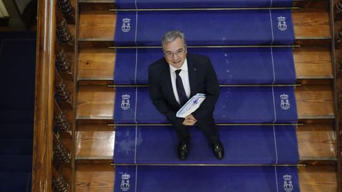 Luis Menor, en las escaleras principales de la Diputación ourensana.