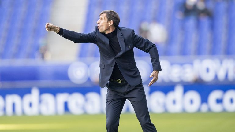 Cuco Ziganda da instrucciones durante un partido del Real Oviedo