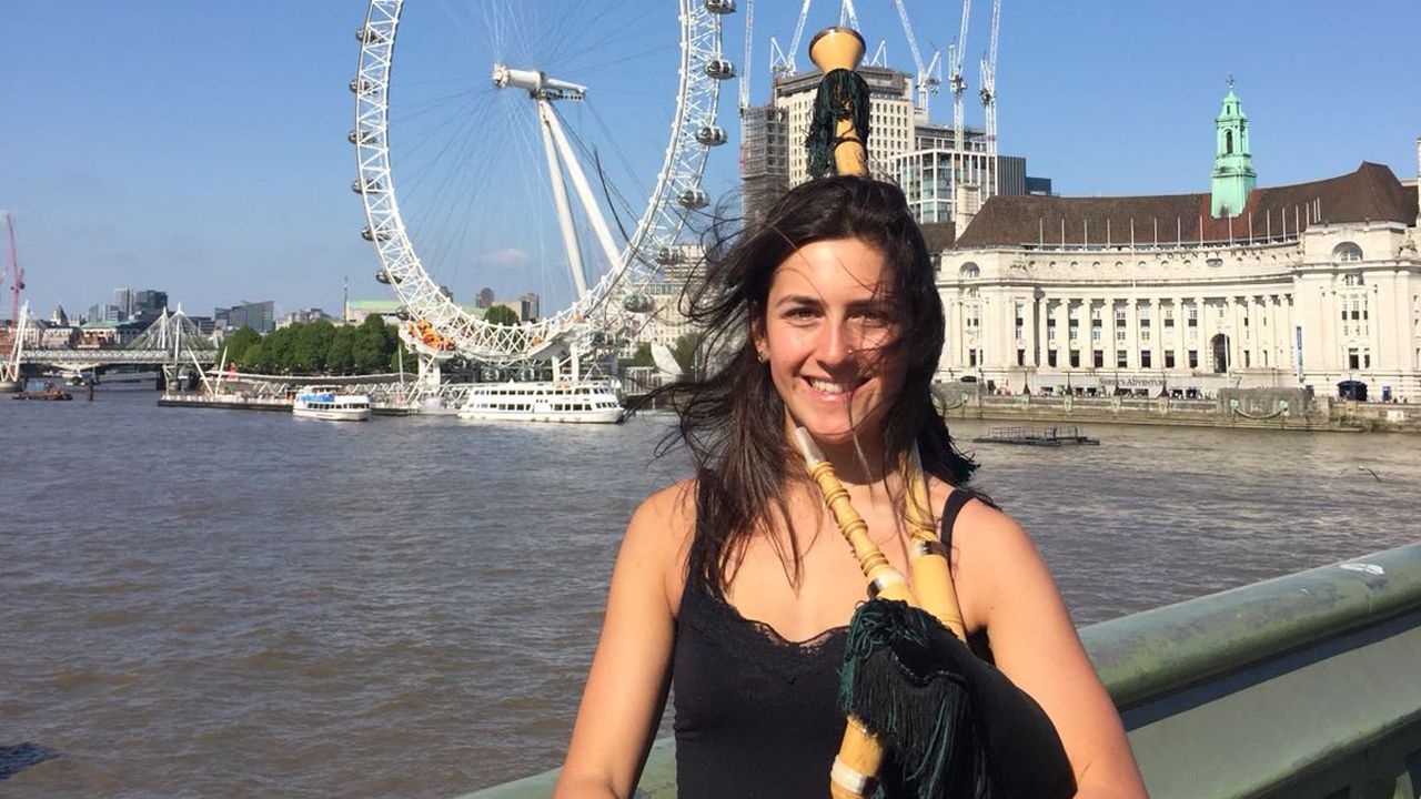 Jimena Orejas lleva la cultura asturiana a las calles de Londres.Ricardo Pardo posa bajo la bandera de entrada al Royal Opera House