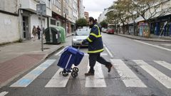Juan Rodeiro, cartero en Ferrol, cruzando la calle para empezar el reparto