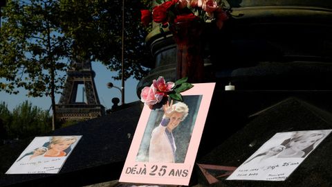 Fotografías y flores recuerda a Diana en el monumento situado encima del puente Alma, donde la princesa murió hace 25 años