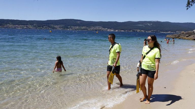 Los socorristas vigilan ya 32 playas en la ría de Pontevedra