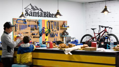 La nueva tienda de Santa Bikes ya está disponible para el público en Sarria