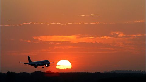 Un avin llega al aeropuerto de Mnich durante la puesta del sol