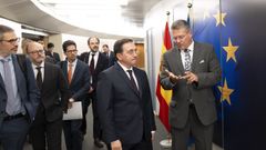 El vicepresidente de la Comisión Europea, Maros Sefcovic, y el ministro de Asuntos Exteriores, Unión Europea y Cooperación, José Manuel Albares, a su llegada a una nueva sesión negociadora. 