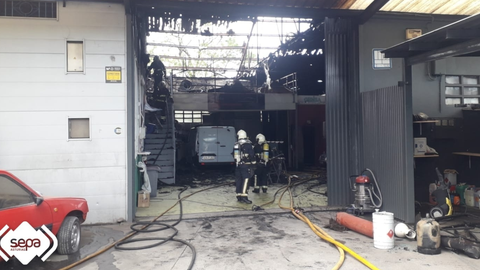 Los bomberos del SEPA sofocan el incendio declarado en una nave en Nore�